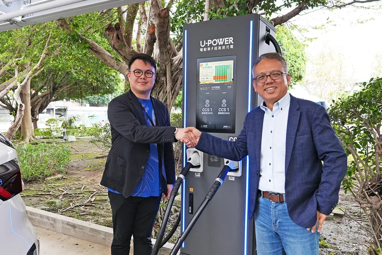 臺北市政府產業發展局局長暨財團法人臺北市會展產業發展基金會執行長陳俊安(左)，與U-POWER旭電馳科研董事長陳鵬旭(右)於臺北大同承德站合影。業者提供