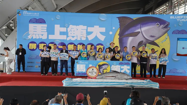 屏東第一鮪8日在東港魚市場舉行拍賣會，以每公斤1萬600元得標、總價201萬4,000元。翻攝畫面