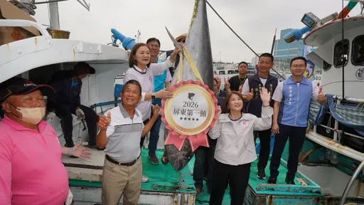 揭開屏東黑鮪魚季序幕！破去年紀錄　第一鮪拍賣總價201萬4000元