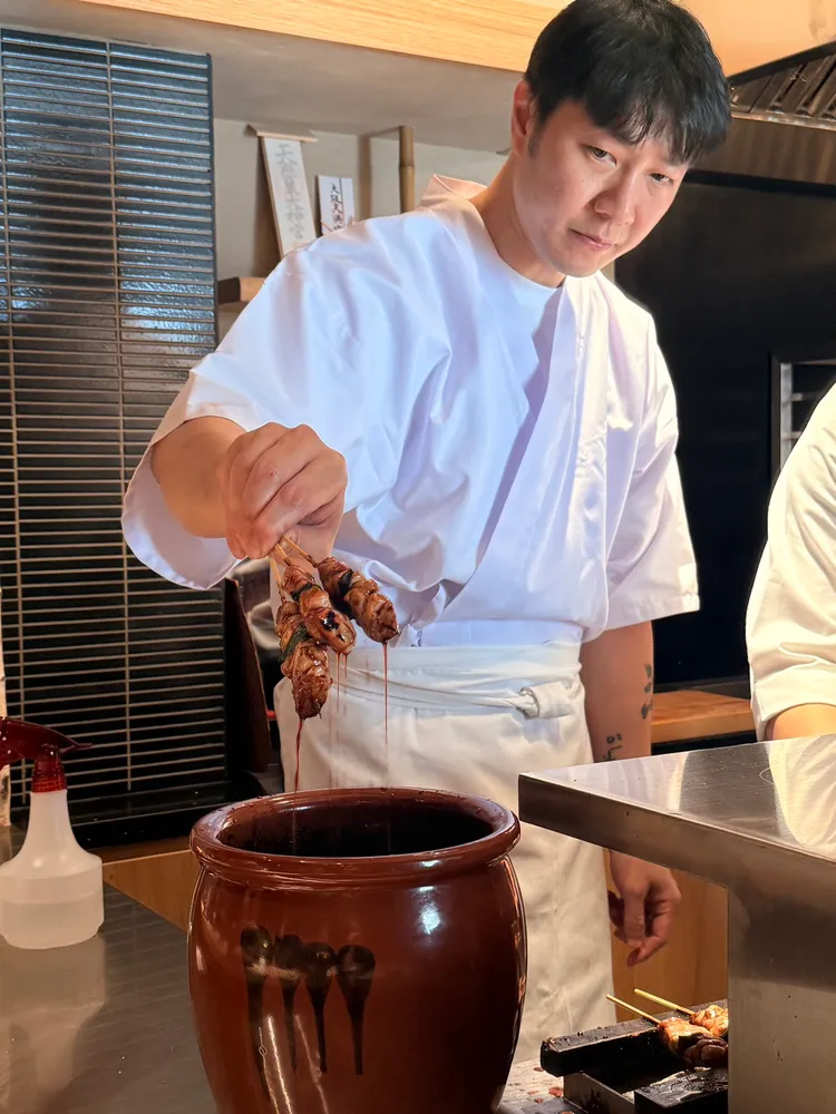 料理長Tim半年測試逾十種台灣雞種，最終選定台灣「紅羽土雞」，看中其肉質潔白、質地細緻，且最能與炭火交織出清甜層次。陳揚盛攝