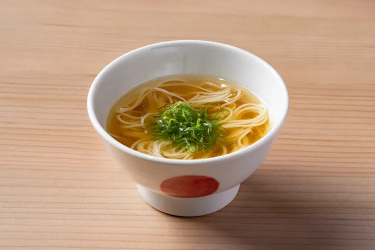 燒鳥すみか的一品料理主食素麵。業者提供