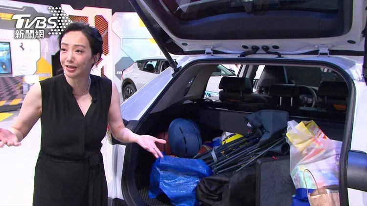 3. Linda身為雙胞胎媽媽，非常在乎座駕的空間機能，節目現場也大方公開愛車的後車箱。TVBS提供