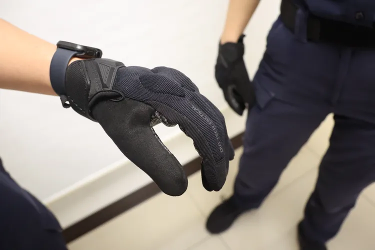 防割手套兼具防護與靈活特性，不僅可有效降低割傷、刺傷及感染風險，亦不影響手機及警用行動載具之觸控操作。翻攝畫面