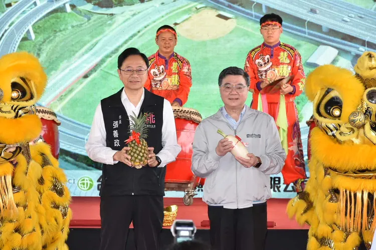 行政院長卓榮泰（左）、桃園市長張善政出席「國道1號甲線新建工程」動土祈福典禮。高公局提供