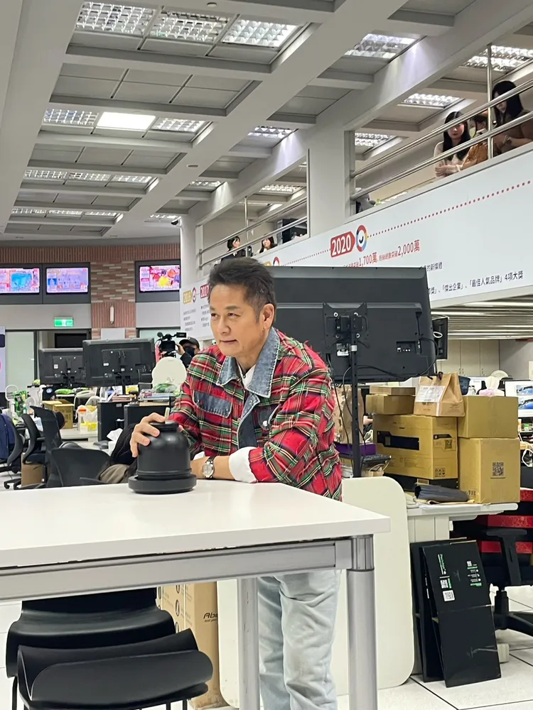 徐乃麟前進ETtoday與現場工作人員開局對戰。大浪娛樂提供