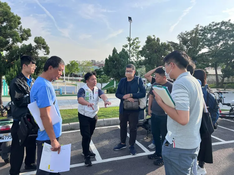 市府與民代到場會勘，研議降低緣石高度並加強警示塗裝，或加以移除。市議員蔡耀頡提供