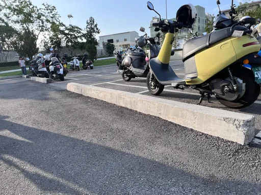 台中馬卡龍公園停車場有陷阱　車道緣石設計不良！害女騎士骨裂