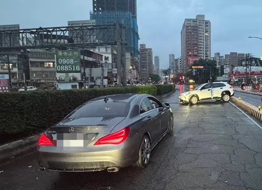 華江橋雨天事故！女駕駛疑視線不良自撞分隔島　賓士車追撞氣囊爆開救一命