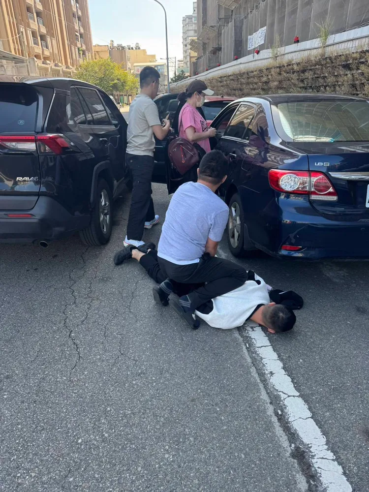 警方逮捕張姓女車手及負責「收水」的何姓男子。民眾提供