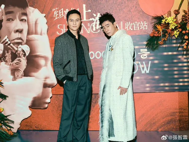 張智霖（左）和陳小春寵粉無極限。摘自微博