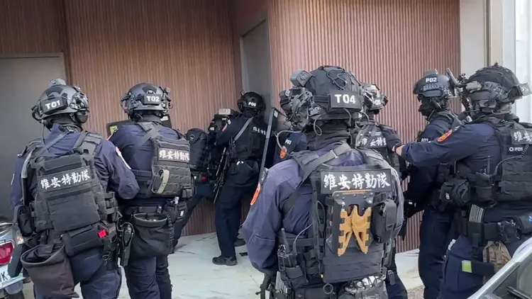 警方上月18日出動警力兵分多路逮人。民眾提供