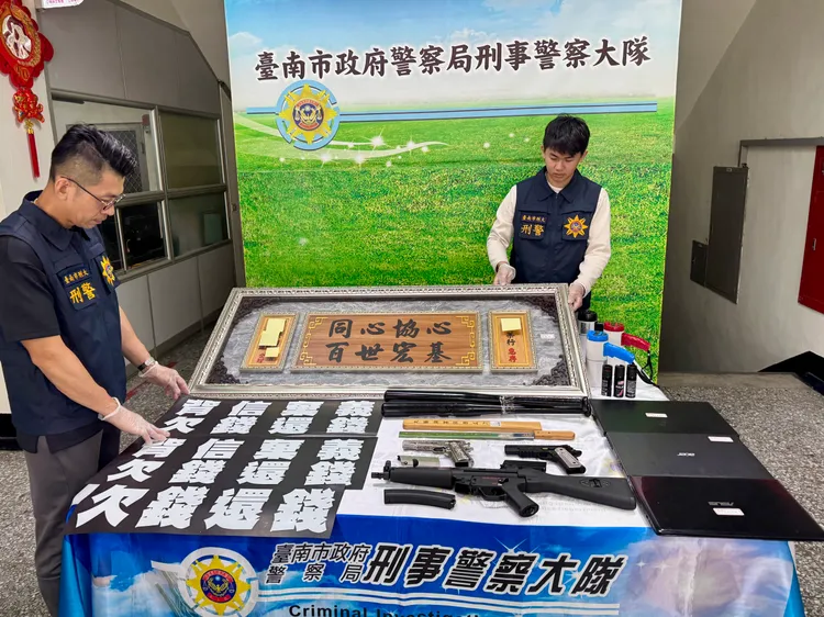 警方起出相關證物，詢後依法送辦。民眾提供