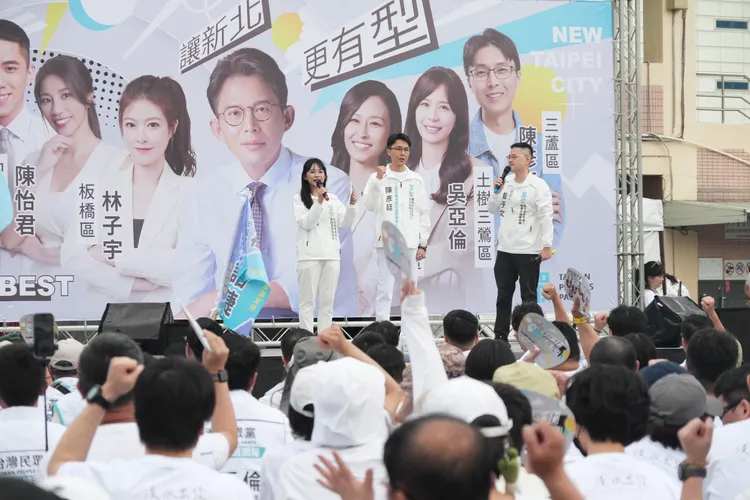 民眾黨新北市長參選人黃國昌、市議員陳世軒今（11）日於三重區舉辦戶外誓師大會。彭欣偉攝