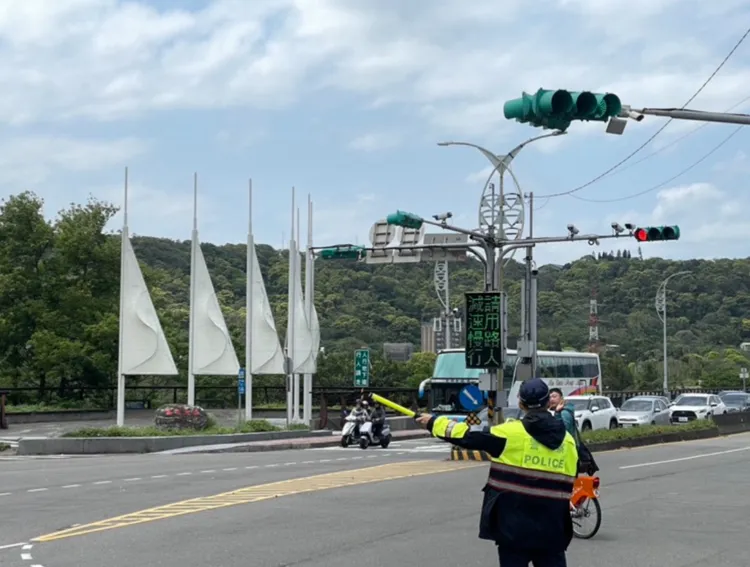 大溪警方交通疏導。大溪警分局提供