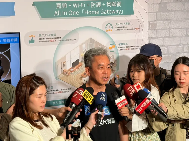 凱擘大寬頻總經理謝明益(左二)表示凱擘同步推出多項優惠方案。陳揚盛攝