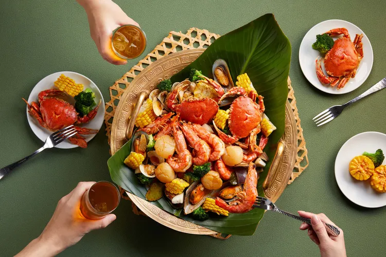 「叻沙海鮮盤」匯集藍蟹、草蝦與干貝等豐盛海味，份量澎湃、氣勢十足。業者提供