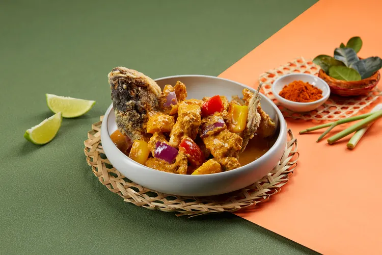 「椰香咖哩寶石鱸魚」魚肉細緻，入口伴隨陣陣椰香與酸甜果韻，層次鮮明，格外迷人。業者提供