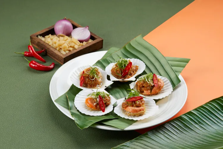 「菜脯醬蒸扇貝」以自炒自製的醬料鋪滿扇貝蒸製入味，鮮香撲鼻，鹹甜回甘。業者提供