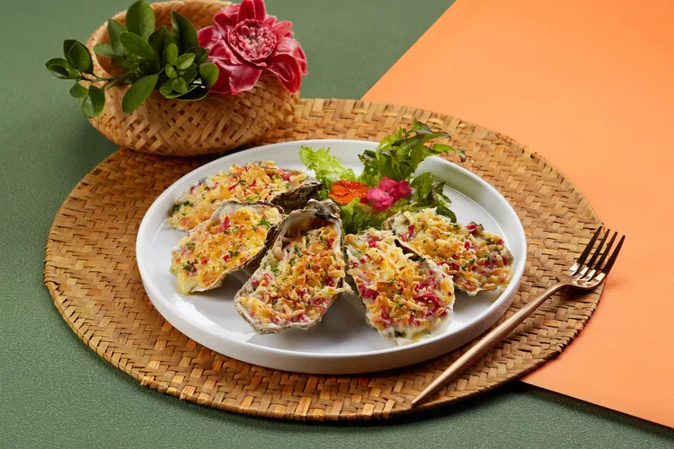 「火炬薑焗烤鮮蠔」在濃郁的白醬中添入兼有柑橘清香及些許薑辣氣息的火炬薑花蕾，風味獨具。業者提供