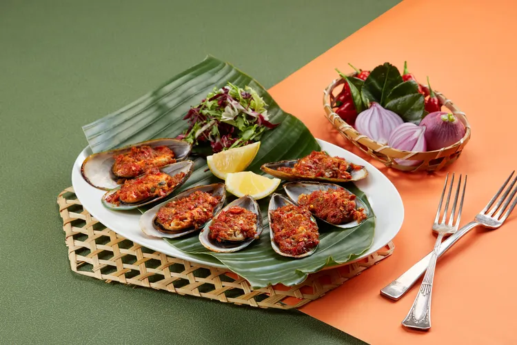 「參峇醬烤淡菜」的靈魂來自東南亞獨有的辣醬，大火炙烤後辛鮮惹味，秒到南洋！業者提供