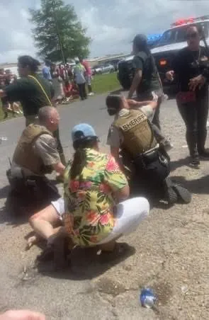 民眾被撞倒地。翻攝自X