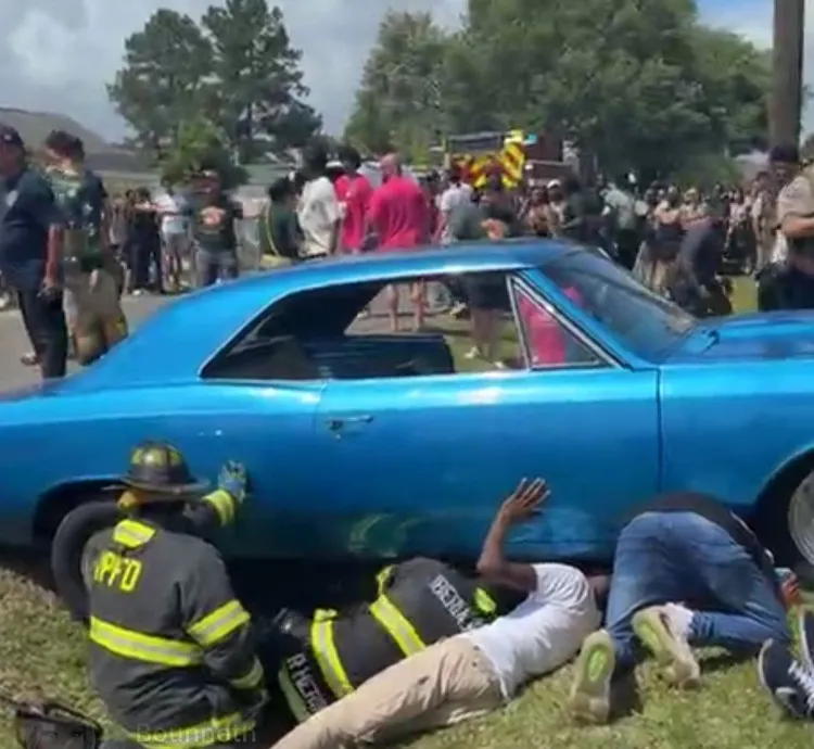 員警救出受困車底的民眾。翻攝自X