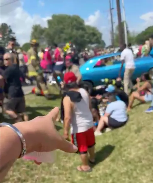 美汽車衝撞慶典人群！慘被卡車底15傷　驚悚畫面曝