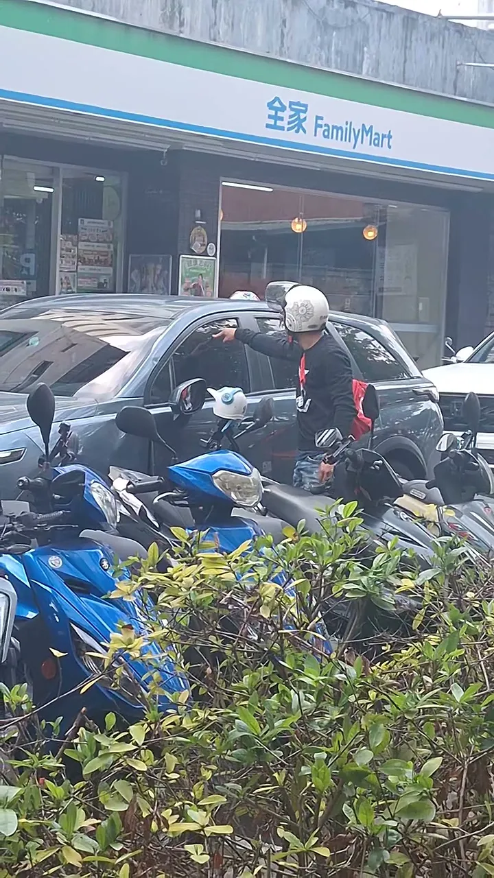 張男最後關上車窗，巫姓騎士仍指著他要他下車。民眾提供