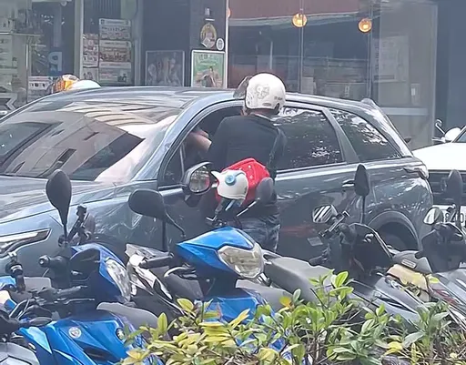 一中商圈汽機車爆行車糾紛　當街口角拉扯！路人看傻眼