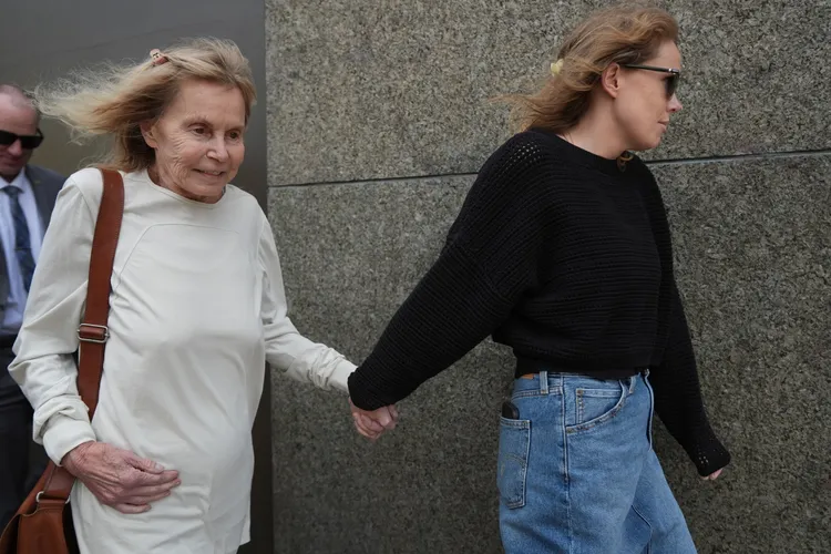 馬修派瑞的母親（左）到庭聆聽判決。美聯社