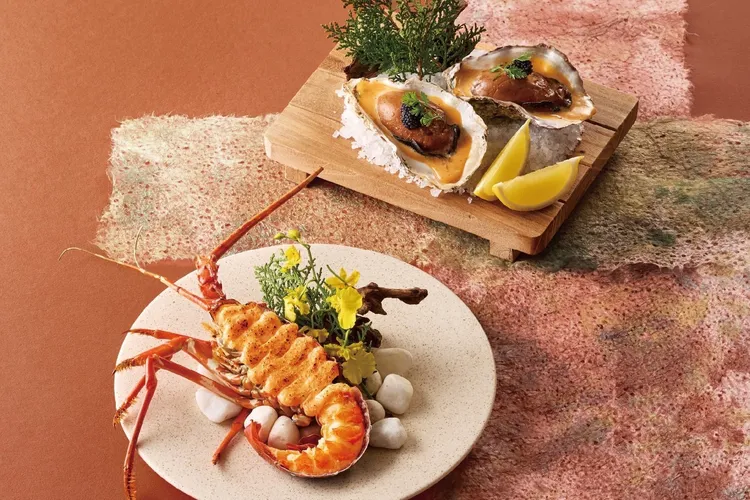 於藝奇秀出指定活動畫面，消費一客套餐就招待媽媽「明太子鮮蝦佐牡蠣」。王品提供