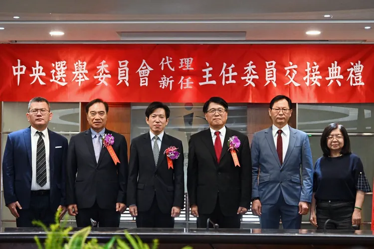 中選會主委游盈隆、委員李禮仲、蘇嘉宏、蘇子喬。行政院提供