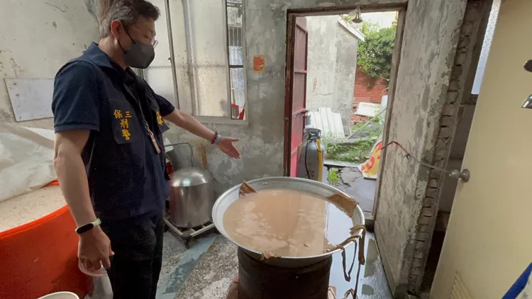 民宅內的私釀米酒衛生堪虞。民眾提供