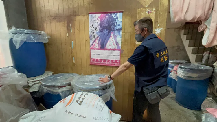 彰化民宅私釀米酒，現場環境髒亂。民眾提供