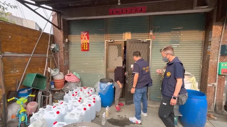 民宅門前推放大量私釀米酒。民眾提供
