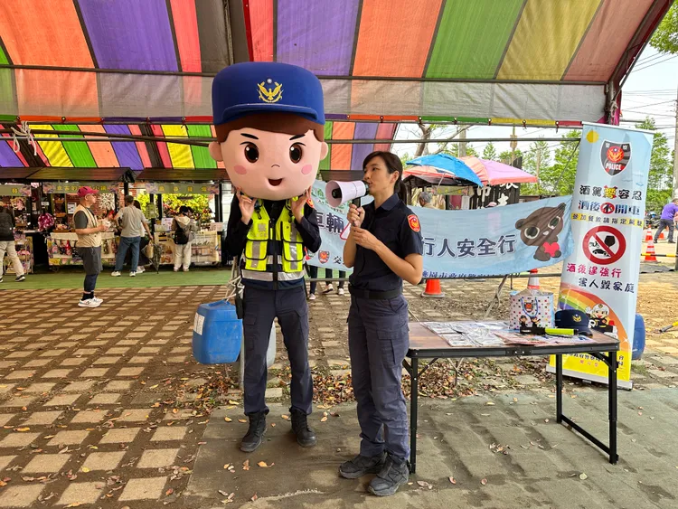 警方出動大頭娃娃進行交通安全宣導。大園警分局提供