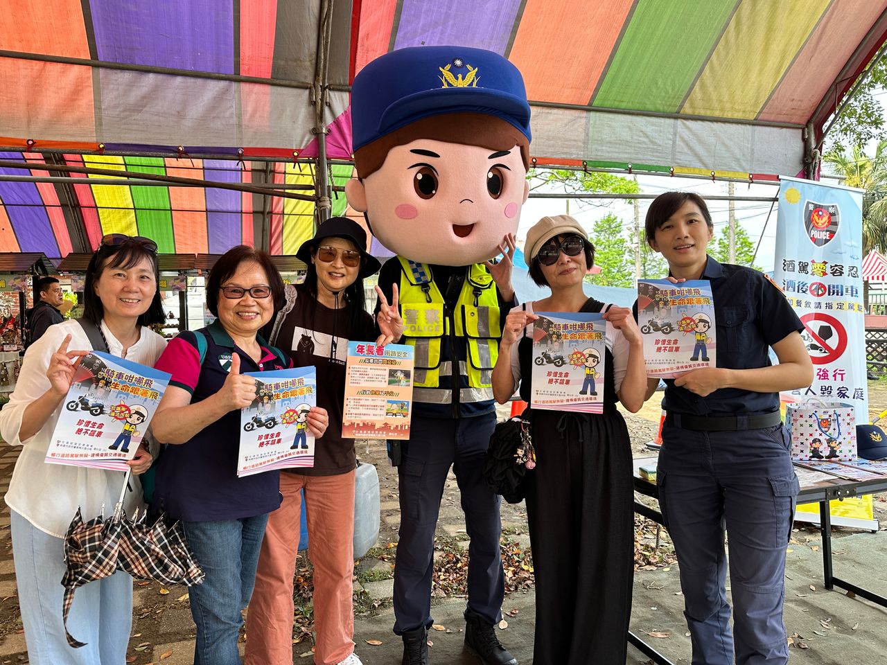 大頭娃娃出擊 大園警結合海芋季交通宣導