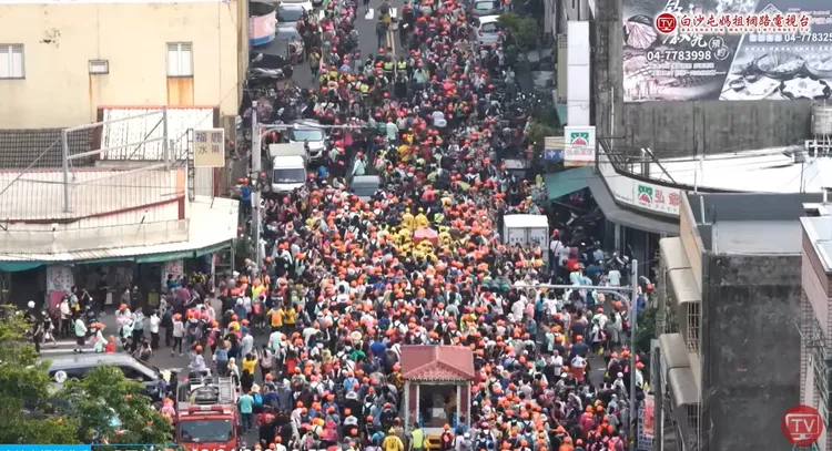 「粉紅超跑」回程速度極快，沿途幾乎不接受信眾躦轎腳。取自白沙屯媽祖網路電視台