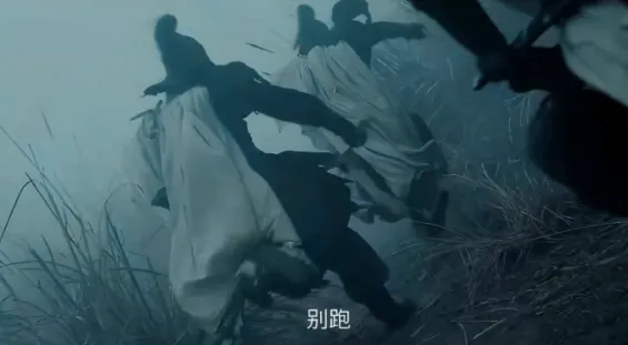 士兵隨後追趕公主，她不幸受辱。翻攝《冰湖重生》