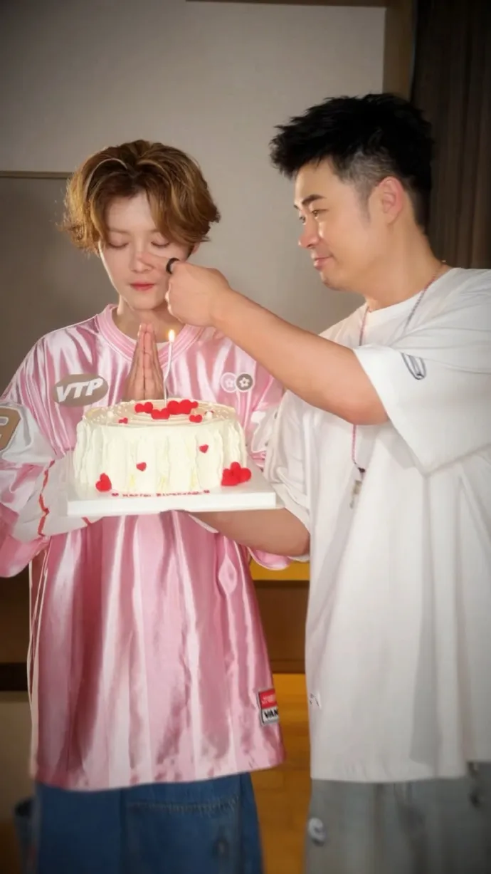 鹿晗（左）今生日，好兄弟陳赫PO慶生照。翻攝陳赫微博