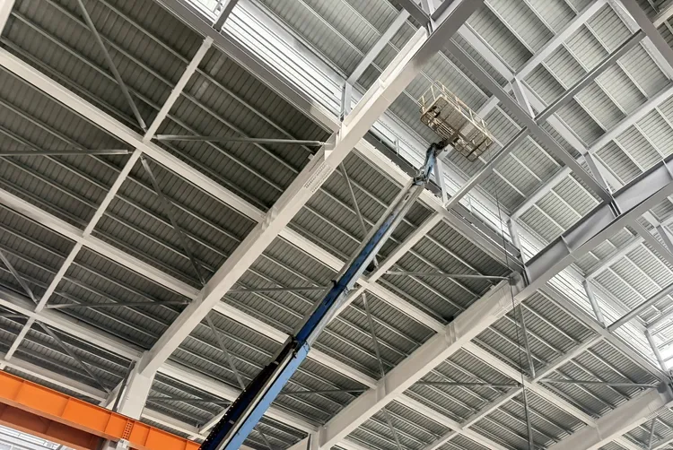 王男不知何故從10米高的吊籃中摔落地面。讀者提供