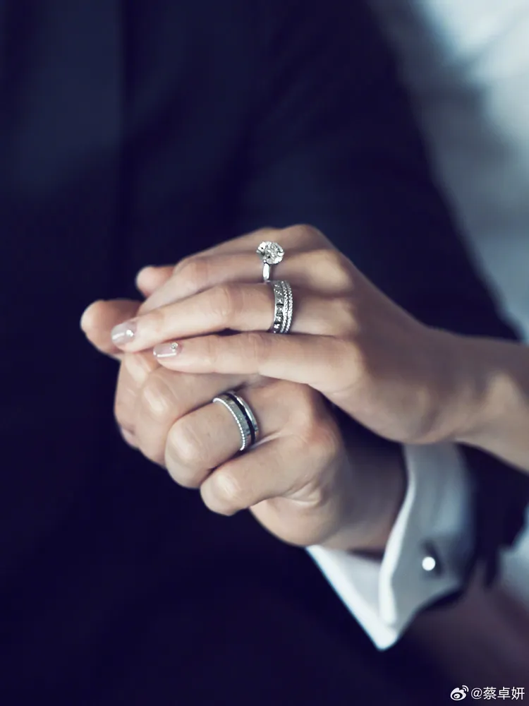 阿Sa和老公秀出戒指。翻攝阿Sa微博