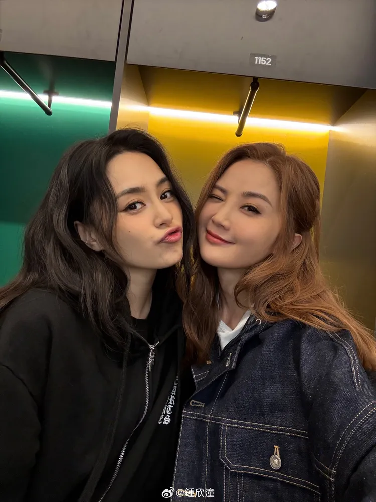 阿嬌（左）祝賀好姊妹阿Sa等到了合拍又珍視她的人。翻攝鍾欣潼微博