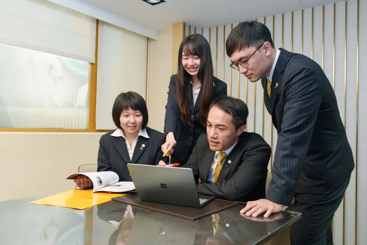 永慶房屋打破房仲業務孤軍奮戰的印象，以專業分工的工作模式，讓客戶享受到更有品質與效率的服務。永慶房產集團提供