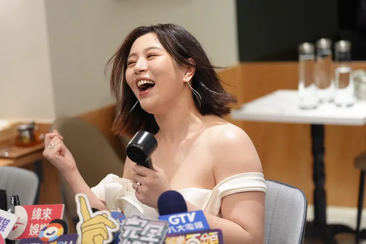 言言跟媒體聊天，開心的飛來飛去。攝影中心攝
