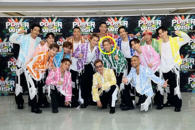 黑木啓司（黃圈處）在2022年9月完成EXILE巨蛋巡演後告別隊友。翻攝BARKS