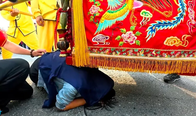 一名母親帶著孩子跪在地上向媽祖哀戚哭訴，悲傷無助的哭聲令全場鼻酸。翻攝呂文婉臉書