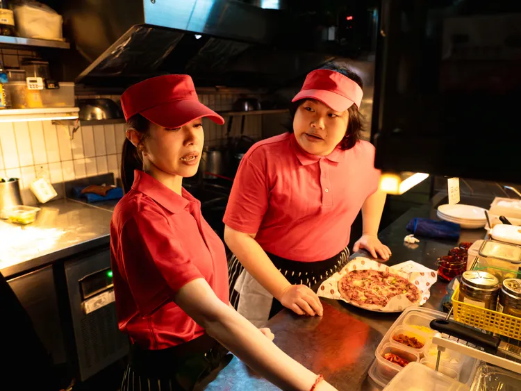 畫面中不斷重複徐懷鈺在披薩店及咖啡店的勞動場景。滾石提供