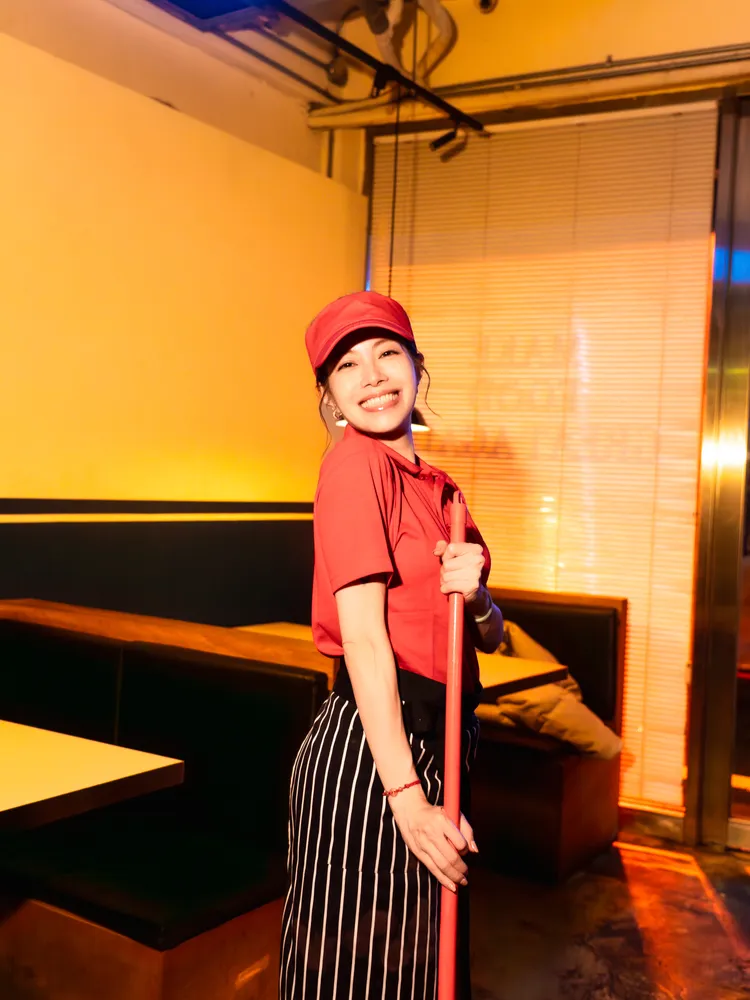 徐懷鈺穿上制服變成工讀生。滾石提供