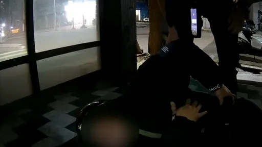 騎士闖紅燈拒檢竄逃！自撞騎樓被逮　通緝身分被揪出還要吃罰單